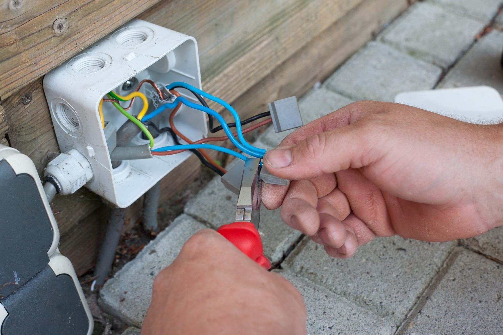 Installateur legt nieuwe elektra aan in woning