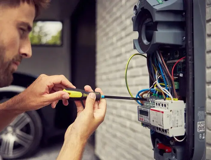 Elektricien installeert een laadpaal bij woning